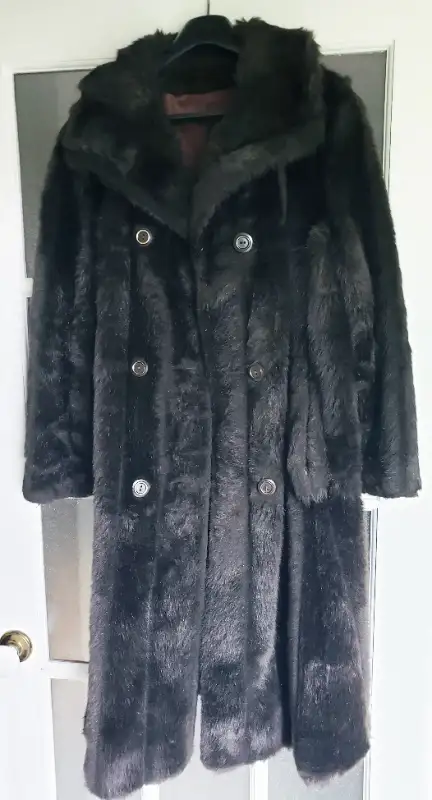 FAUX FUR WINTER COAT S -MANTEAU D'HIVER EN FAUSSE FOURRURE - P in Women's - Tops & Outerwear in Laval / North Shore - Image 4