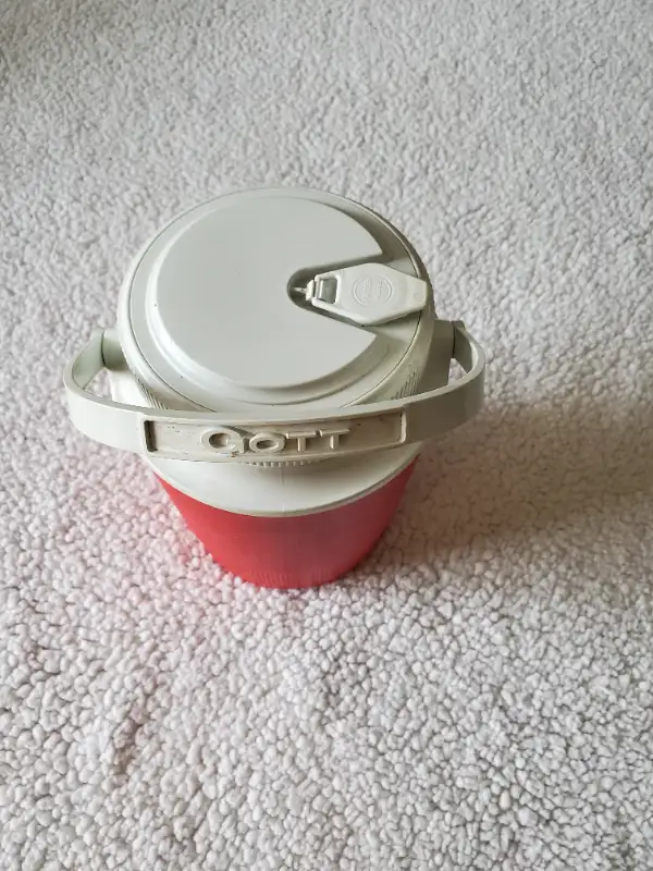 Gott Thermos with Spout in Fishing, Camping & Outdoors in Winnipeg - Image 2