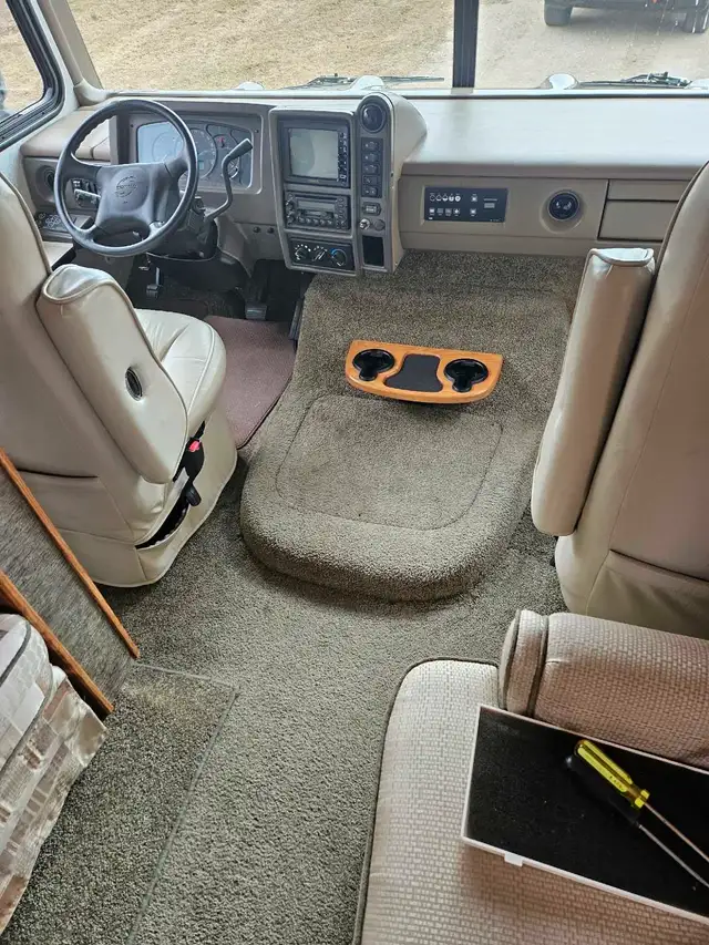 2003 Fleetwood Bounder 35R in Other in Strathcona County - Image 7