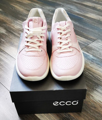 Ladies leather top ECCO running shoes. Pale pink. Size 8.5-9.