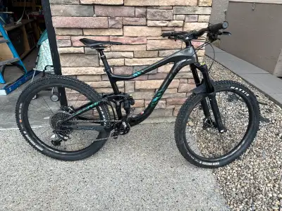 2019 GIANT Intrigue Advanced 27.5” Carbon Full Suspension MTB, View more
