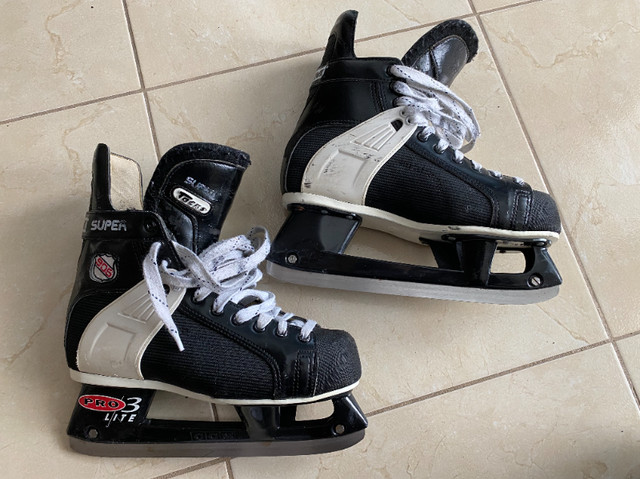 PATINS CCM SUPER TACKS GRANDEUR 7 - HOMME 8 - 8 1/2 FEMME 9 dans Patins et patins à roulettes  à Laval/Rive Nord - Image 2