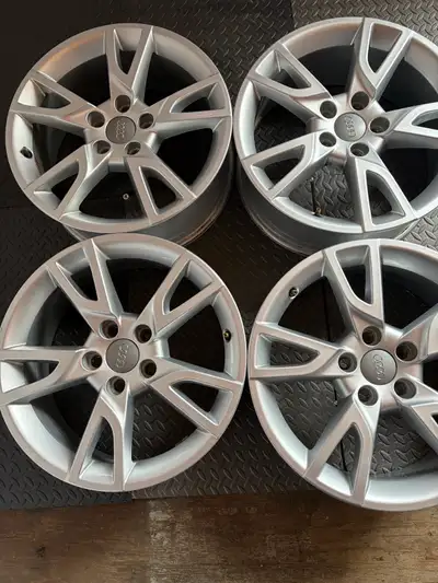 4 mags OEM AUDI en bonne état 17x6.5" ET33 Bolt pattern 5x112 Center bore 57.1MM Était sur un Audi Q...