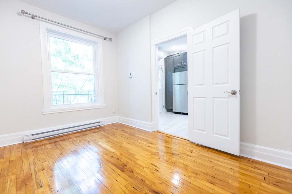 Large Ground Floor with Yards in Verdun - Grand RDC avec Cours 4