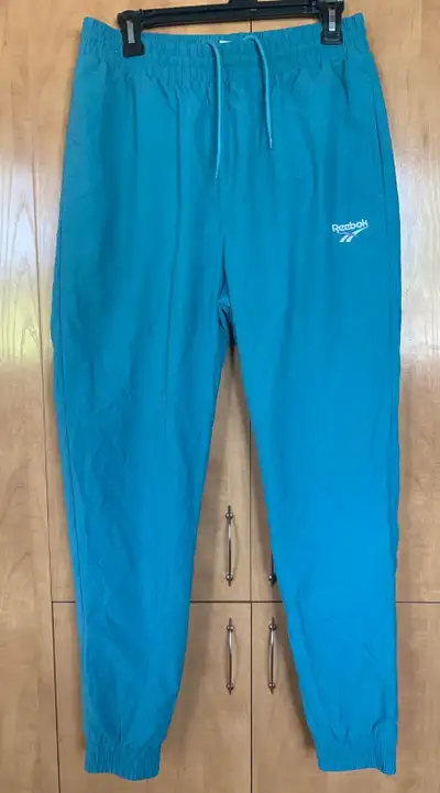 Pantalon REEBOK doublé MEDIUM COMME NEUF - DISPO À LONGUEUIL, View more