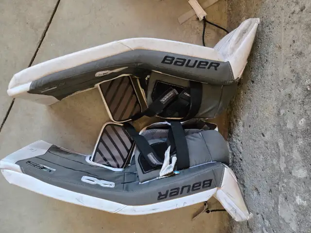Goalie pads / jambières de gardien de but in Hockey in Laval / North Shore - Image 4