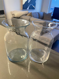 Set of two vases 