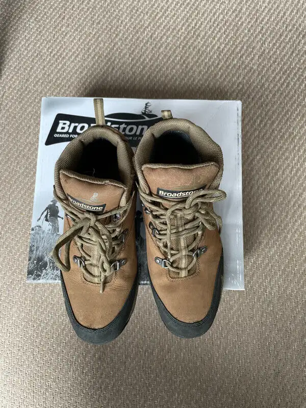 Waterproof Leather Hiking Boots in Women's - Shoes in Oakville / Halton Region - Image 3