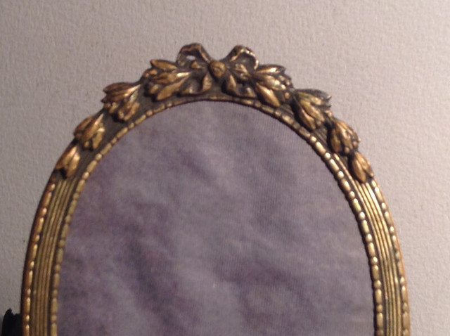 ANTIQUE VINTAGE Art Retro Oval Gold Tone Metal Photo Frame in Arts & Collectibles in Vancouver - Image 2