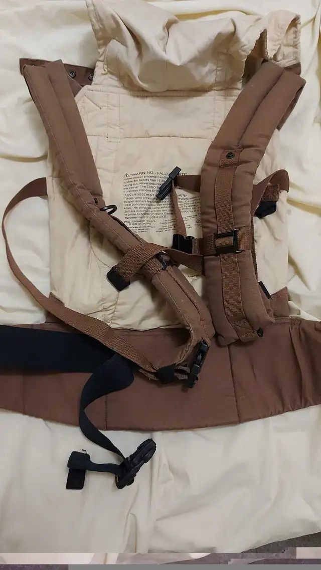 ERGO baby carrier and infant insert in Feeding & High Chairs in Mississauga / Peel Region - Image 4