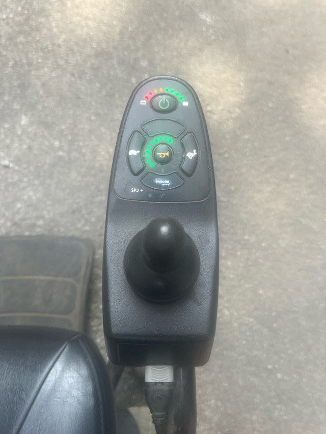 fauteuil roulant électrique dans Santé et besoins spéciaux  à Ville de Montréal - Image 2