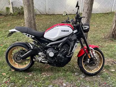 À vendre : une Yamaha XSR900 2021, bien entretenue et prête à offrir encore beaucoup de plaisir! • J...