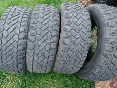 4x pneus d'hiver Swontrakker 215/60R15.Usure 9-10-10-11/32 trés bonne condition. Peux remplacer du 1...