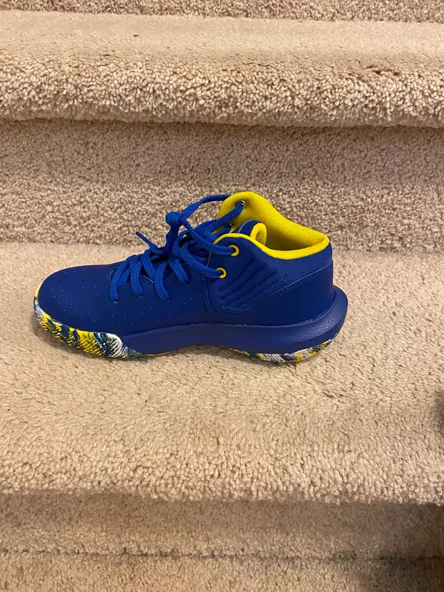 Shoe Under Armour size 3Y - EUR 35 (New) in Clothing - 2T in Calgary - Image 6