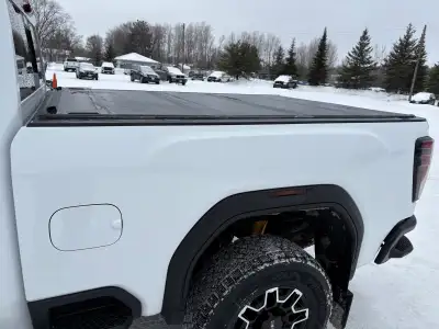 Real truck tri fold Tonneau cover new take off. 2026 GMC 2500 6’9” bed. Like new. Located in Kenora