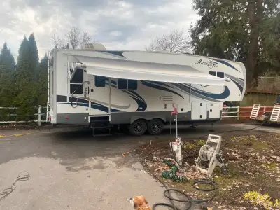 2016 Arctic Fox 29-5t fifth wheel we purchased new - loads of options - double door fridge- 2 slides...