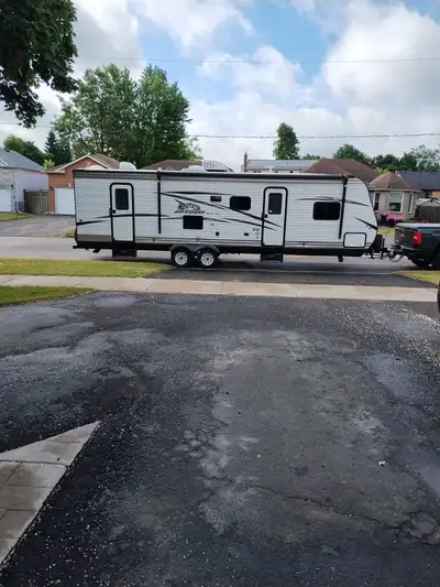 REDUCED OUR PRICE AND WE WILL CONSIDER ALL REASONABLE OFFERS! A MUST SEE 2018 JAYCO JAY FLIGHT SLX T...