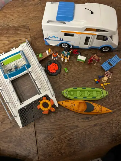 Roulotte et bateau playmobil