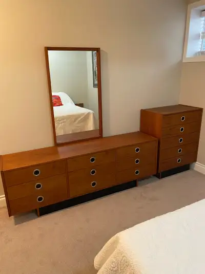 Beautifully kept Mid Century Modern (MCM) Vintage Teak bedroom set includes: - Double size platform...