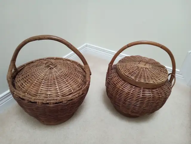2 rattan round shape baskets with lids and handles in Other in Ottawa - Image 3