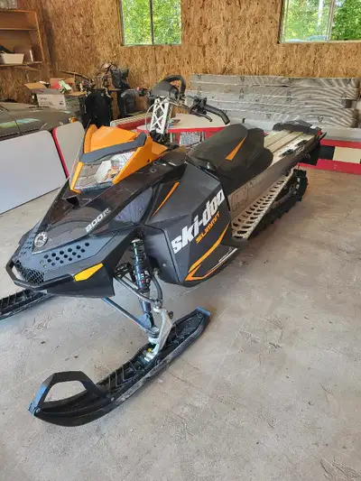 Summit x 800 with electric and pull start. Reverse.