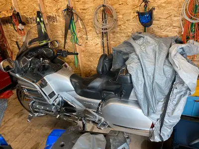 2008 Honda Gold Wing 69,318 kms - 2 keys - Heated seats - Heated handle bars - 30% wear left on fron...
