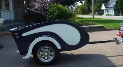 Remorque (trailer) pour moto ou pour petite auto sans coffre. Remorque pour voyager à moto ou petite...