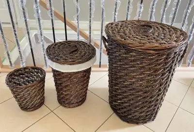 Keep your laundry well organized with a set of three matching baskets. Two baskets with lids.