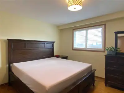 14 minutes to Square One, Sheridan and Mokhaw college 2 private rooms for rent in main level. no vis...