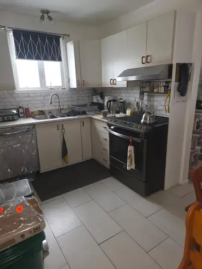 Beau 4 1/2 haut de maison situé au Centre-Ville de Jonquière. Non-Chauffée, non-éclairée, un station...