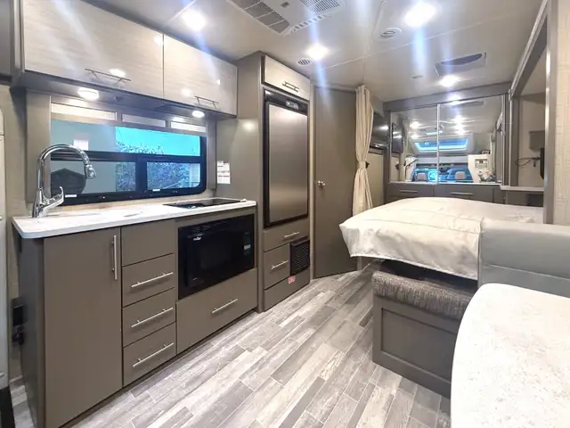 LIKE NEW - 2021 MOTOR HOME FOR SALE in RVs & Motorhomes in Kamloops - Image 13