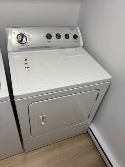 -Ensemble laveuse sécheuse en bonne condition, fonctionne encore très bien. -Je m’en départi parce q...