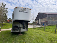 XL. Merhow. 2 horse straight load gooseneck trailer
