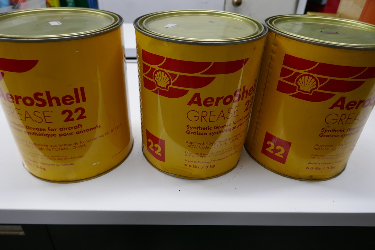 3 x 1 gallon AreoShell 22 Lubricating Grease, photo 1