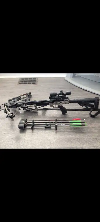 CenterPoint 370 FPS hunting crossbow in like-new condition. Compound crossbow package includes scope...