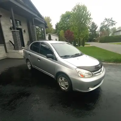 toyota écho 2005 automatique 1.5 litres 159000 km volant ajustable air climatisé et fonctionne démar...