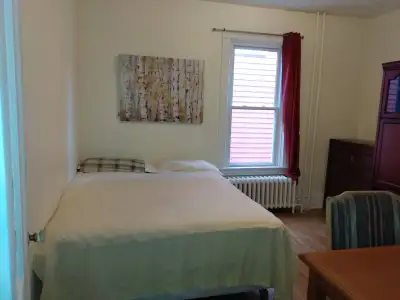 Close to DAL and downtown. Furnished room available now!