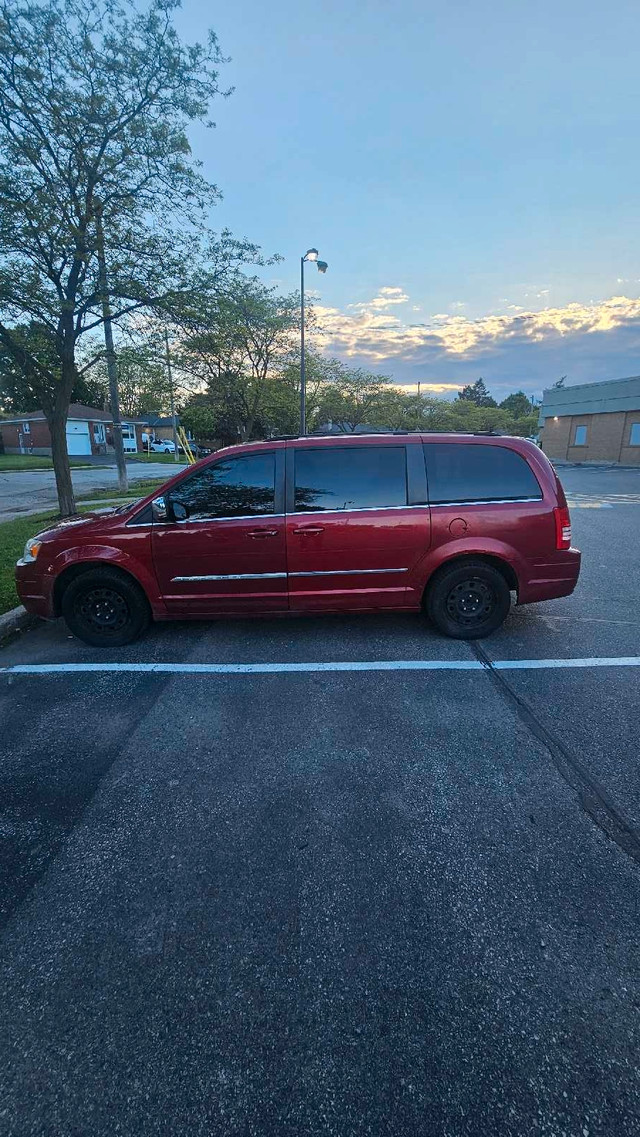 chrysler town&country in Cars & Trucks in Mississauga / Peel Region - Image 4
