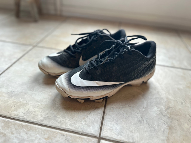 Baseball cleats (Size 7.5) in Baseball & Softball in Moncton