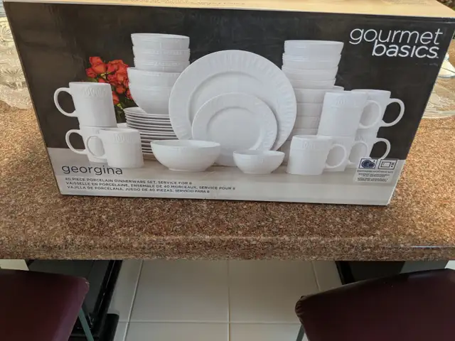 Brand New – Gourmet Basics “Georgina” 40-Piece Porcelain Dinner.
