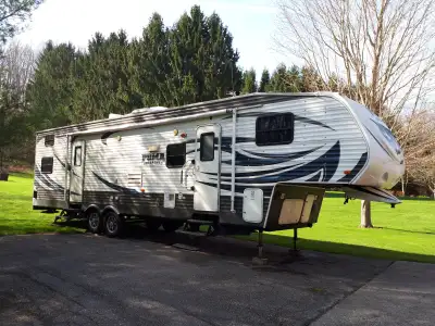 Puma by Palomino 37 foot toy hauler model 351 THSS with 11' 8" garage, 100 gal fresh water tank, 42...