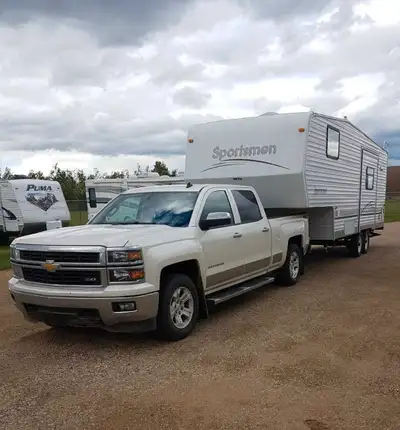 2001 26ft sportsmen 5th wheel. Everything works as it should. Queen bed up top then both table and c...