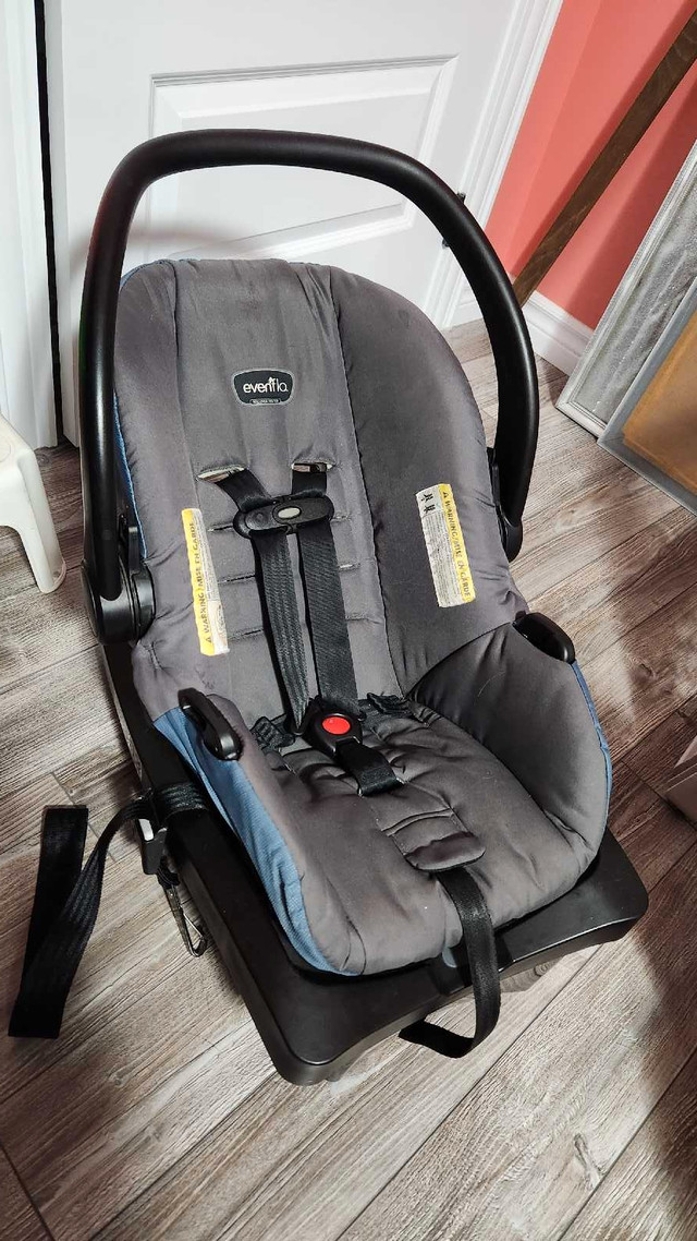Evenflo Folio3 carseat and base in Strollers, Carriers & Car Seats in Corner Brook