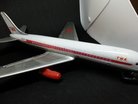 VINTAGE BATTERY OP TIN LITHO TWA AIRLINER - BY ALPS JAPAN