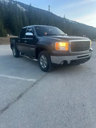 2011 GMC Sierra 1500 Crew cab 204000kms 4WD Good condition overall. Interior 8/10 exterior 6/10 for...