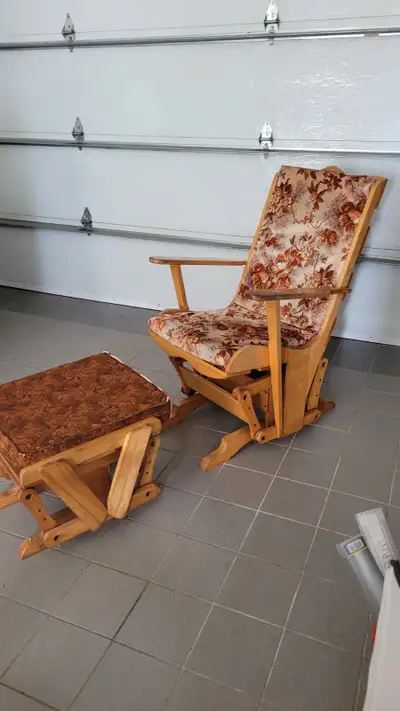 Chaise Berçante à bille, en bois massif et repose pied, View more