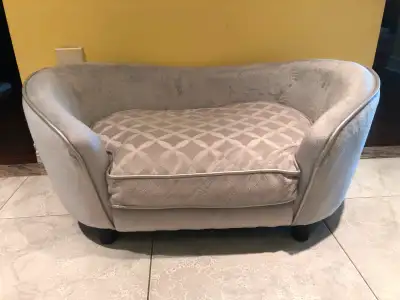 Canapé pour animal domestique (chat ou chien) en excellente condition. Très propre, presque jamais u...