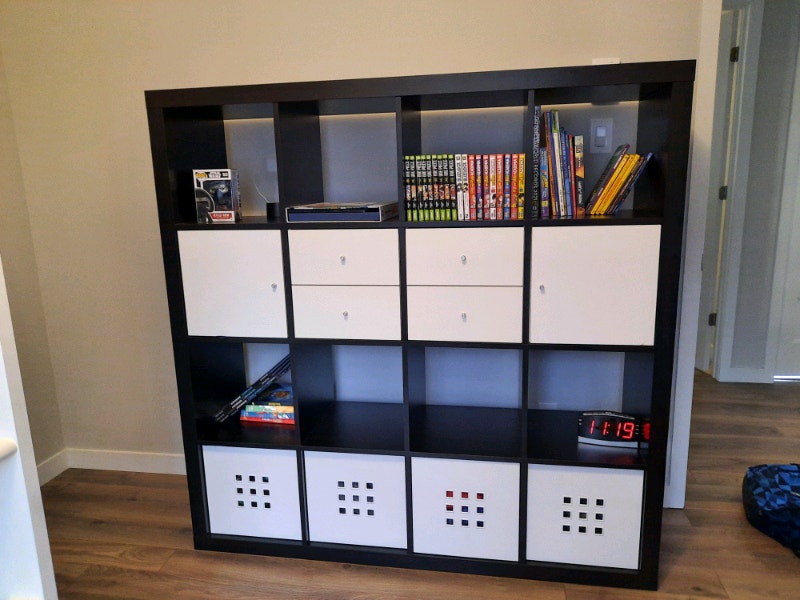 Bibliothèque Kallax Ikea 4x4 avec rangement. Bibliothèques et