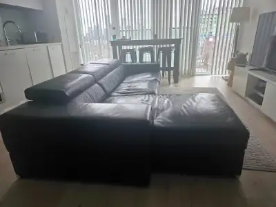 Natuzzi Italia Leather Sofa Avana—Modern Design with Adjustable Headrests Experience the refined com...