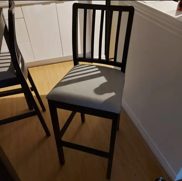 Brown bar table with four chairs in Dining Tables & Sets in City of Halifax - Image 3